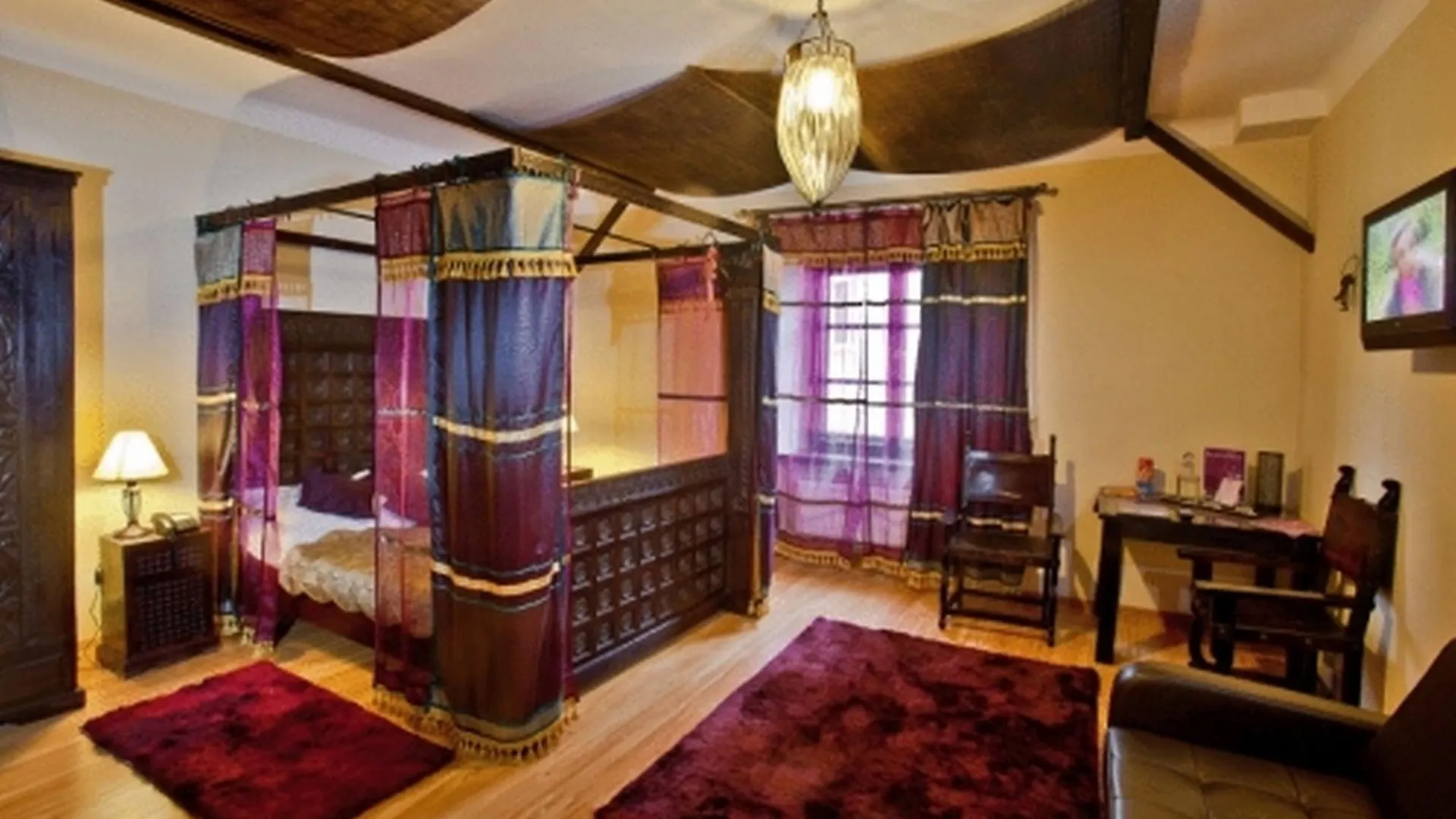 *** לינה וארוחת בוקר ורשה Castle Inn פולין