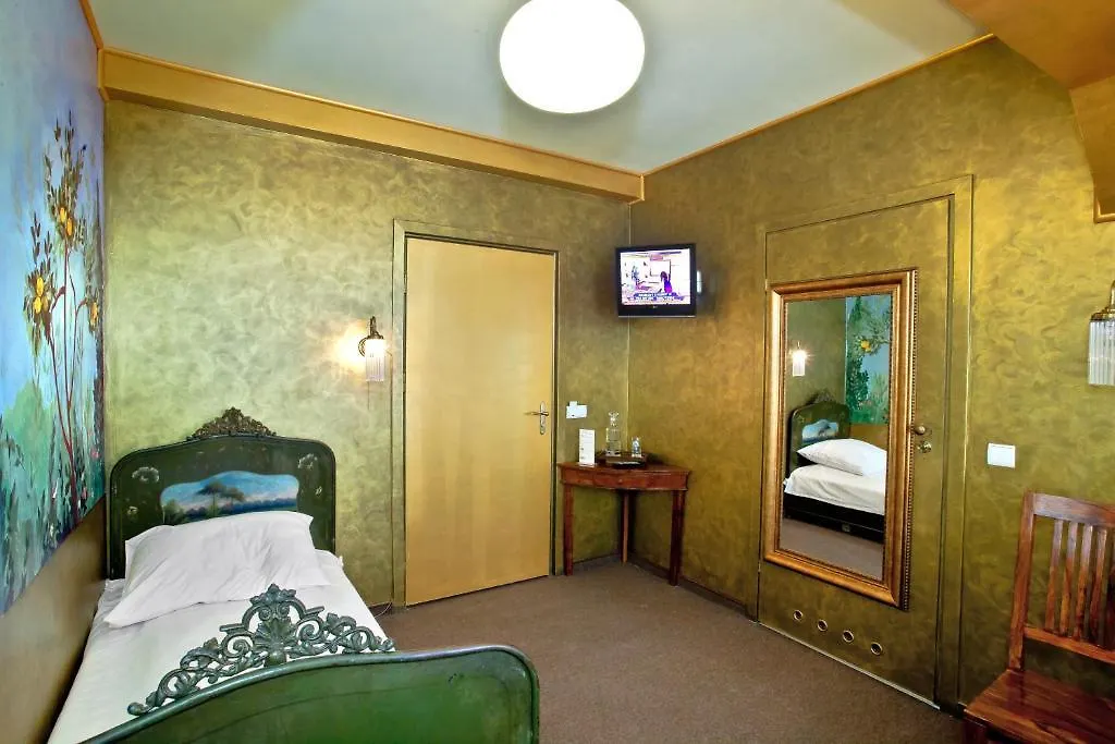 לינה וארוחת בוקר ורשה Castle Inn